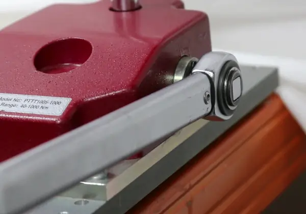 Torque wrench applying torque to a red tester