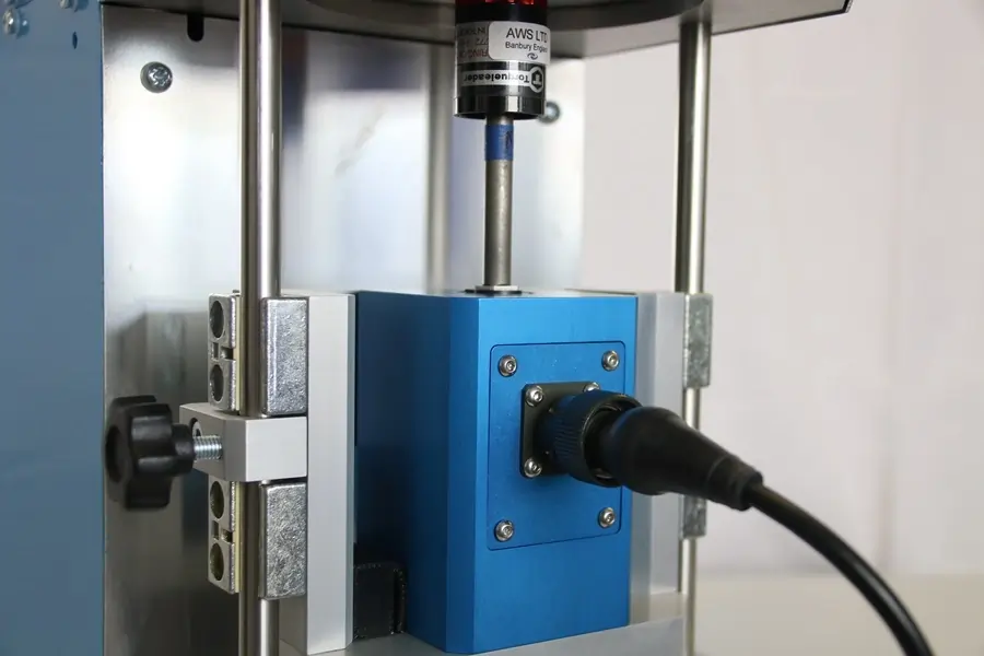 Static torque transducer in a cradle and measuring torque from a torque screwdriver