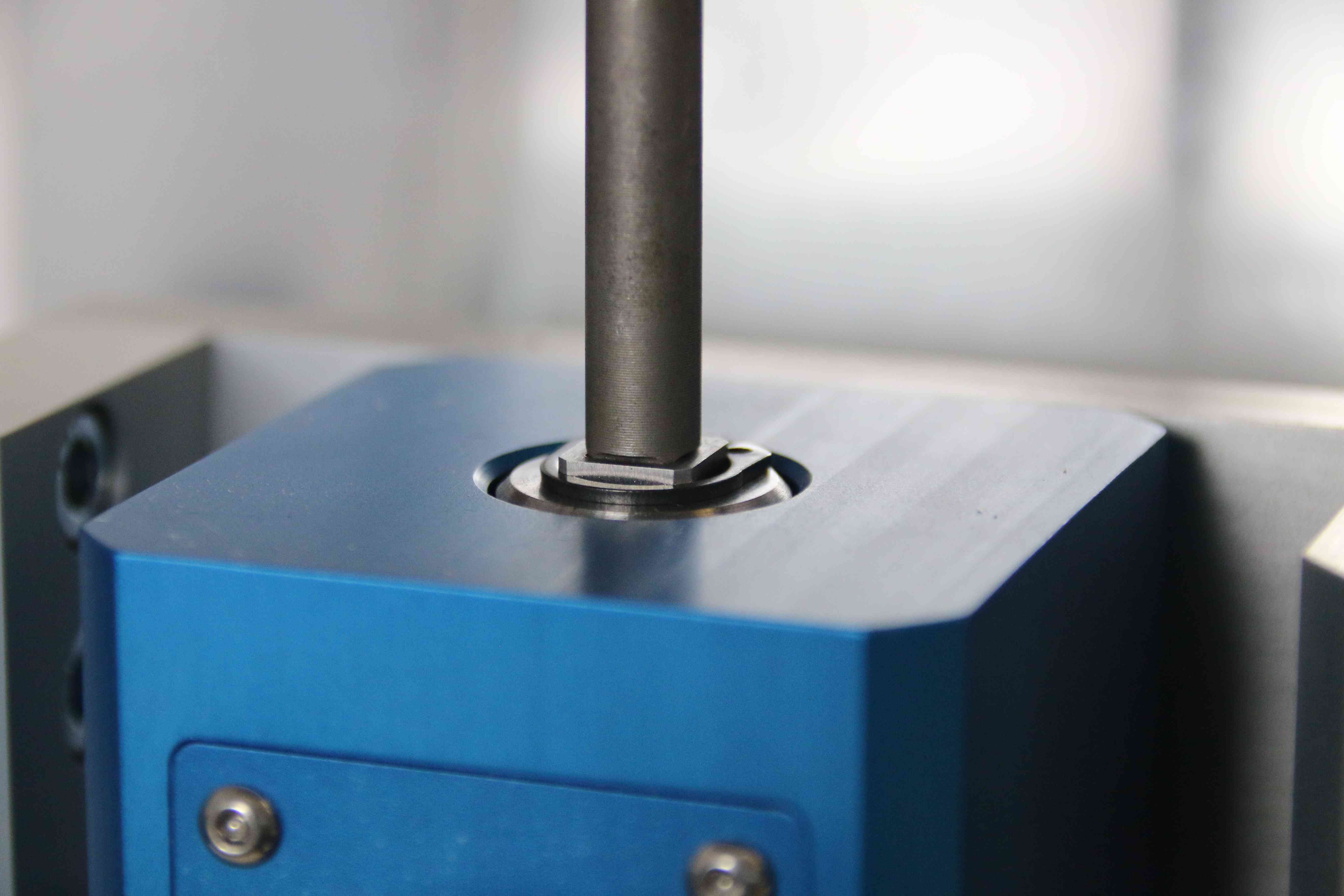 Screwdriver applying torque to a torque transducer