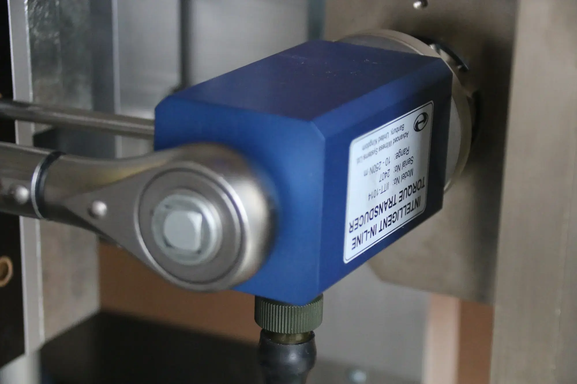 Torque wrench applying torque to an inline torque transducer