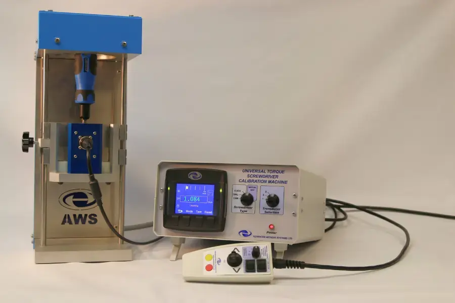 Gedore torque screwdriver being calibated in a UTSCM machine