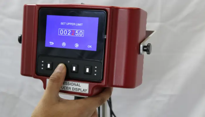 User changing the torque limits on a red display
